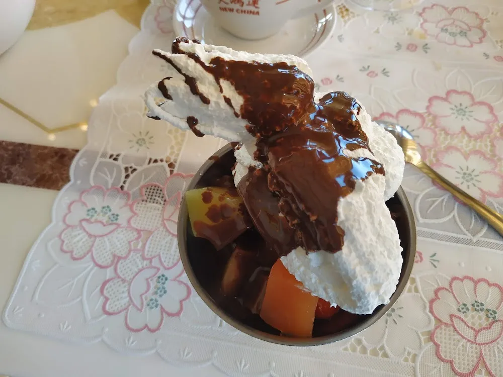 Salade de Fruits Avec Chantilly Et Chocolat Chaud de la Fontaine À Chocolat